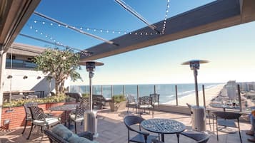 3 restaurants, breakfast, lunch, dinner served; Fusion cuisine