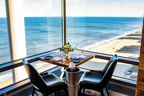 3 restaurants; breakfast, lunch, and dinner served