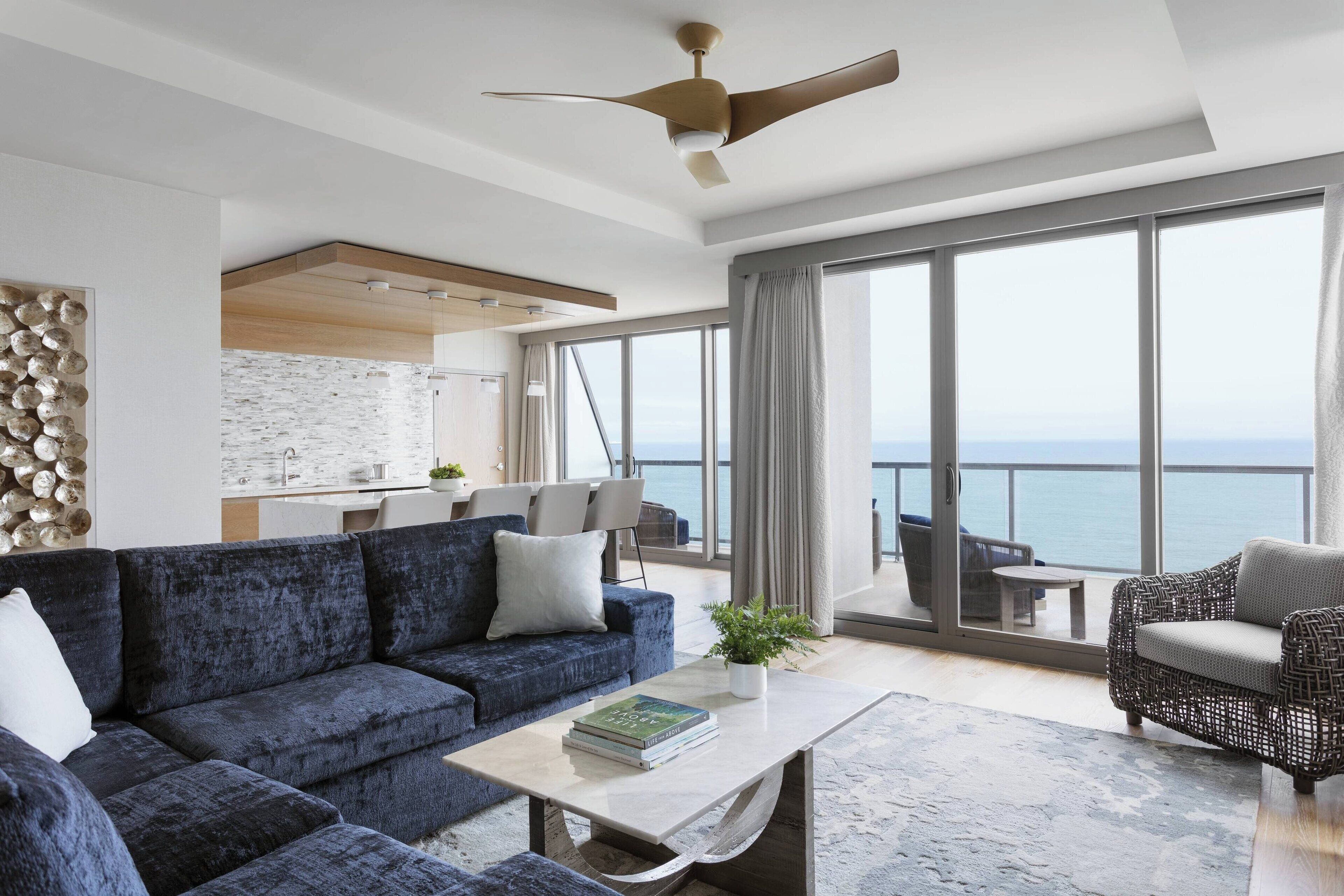 Een 55-inch flatscreentelevisie met satellietzenders en televisie