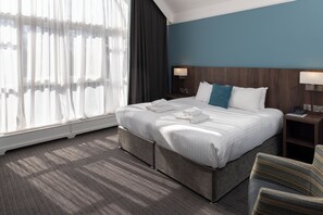 Familiekamer, 1 kingsize bed, niet-roken | Een bureau, een strijkplank/strijkijzer, gratis wifi, beddengoed