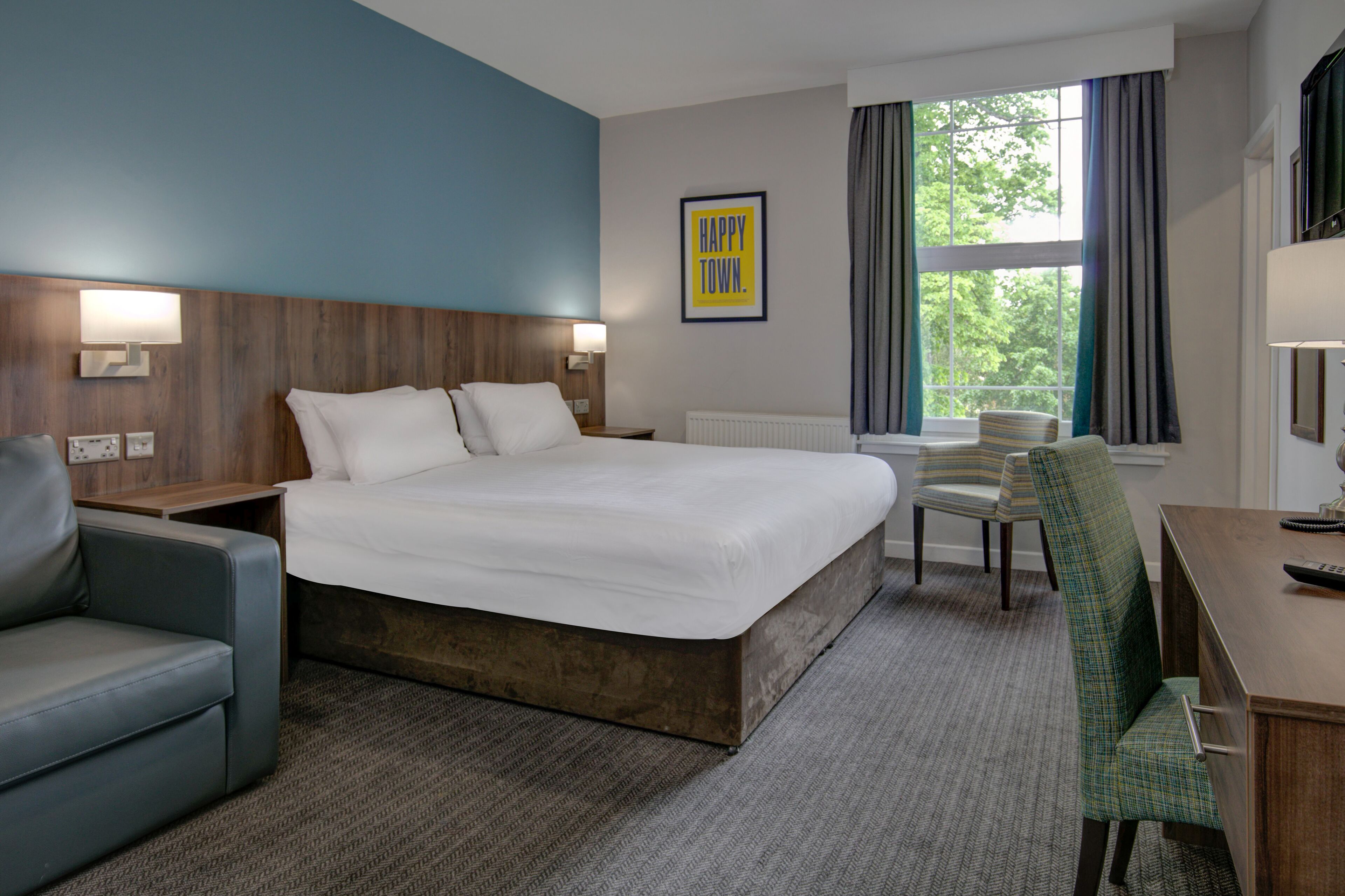 Habitación familiar, 1 cama de matrimonio grande, no fumadores | Escritorio, tabla de planchar con plancha, wifi gratis y ropa de cama