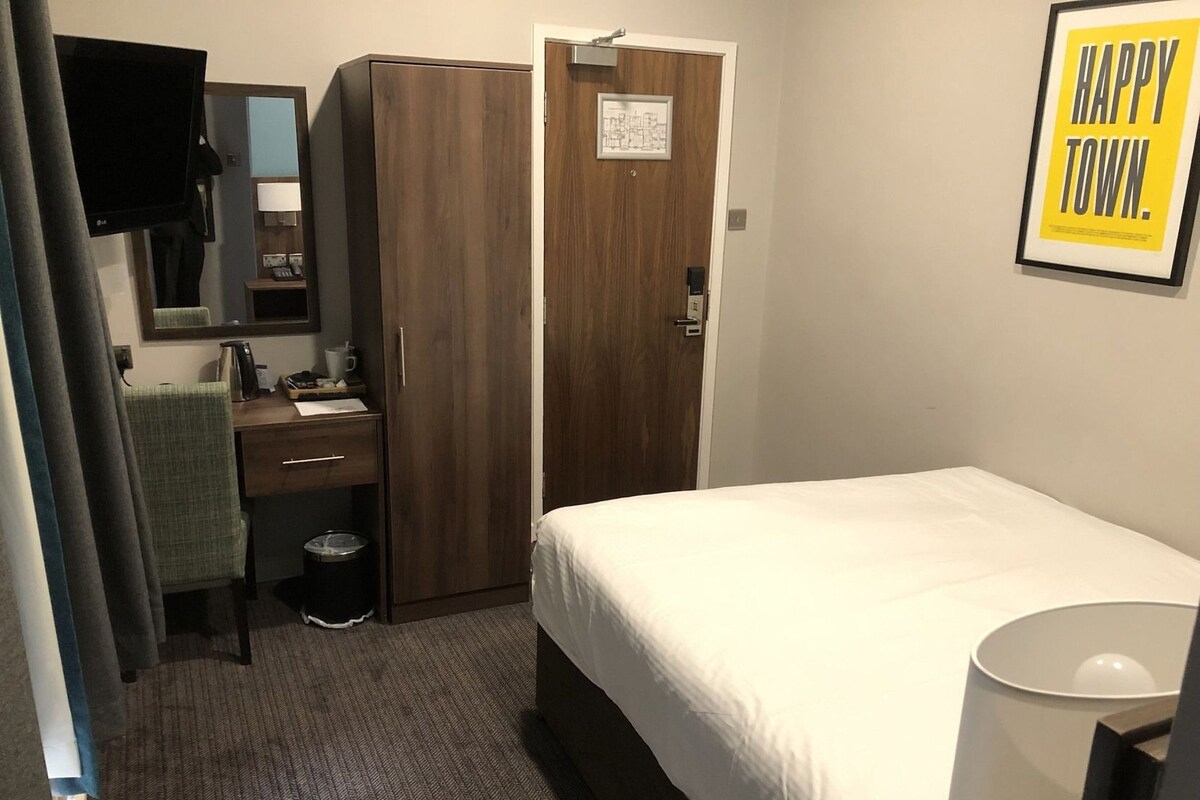Desk, iron/ironing board, free WiFi, alarm clocks