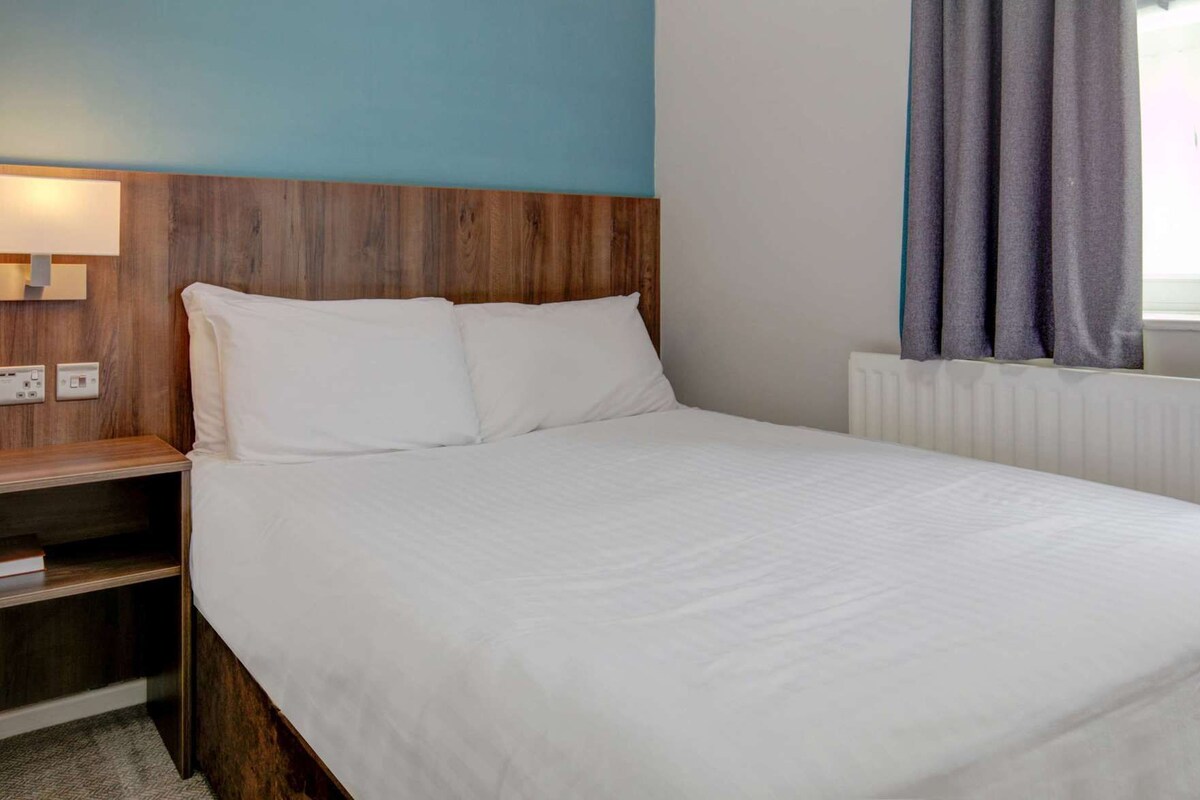 Desk, iron/ironing board, free WiFi, alarm clocks