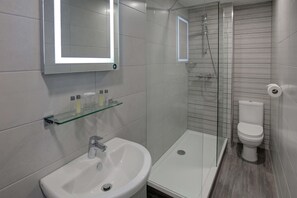 Shower, free toiletries, hair dryer, towels - The Jephson Hotel, BW Signature Collection (Royal Leamington Spa)