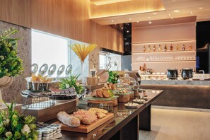 2 restaurants, breakfast, lunch, dinner served; Chinese cuisine 
