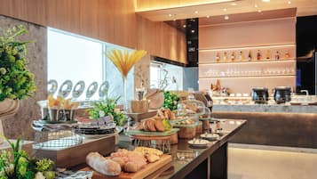 Desayuno de autoservicio todos los días (TWD 880 por persona)