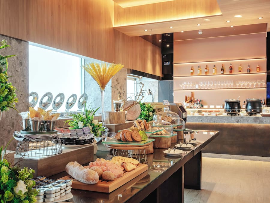 Daily cooked-to-order breakfast (TWD 880 per person)