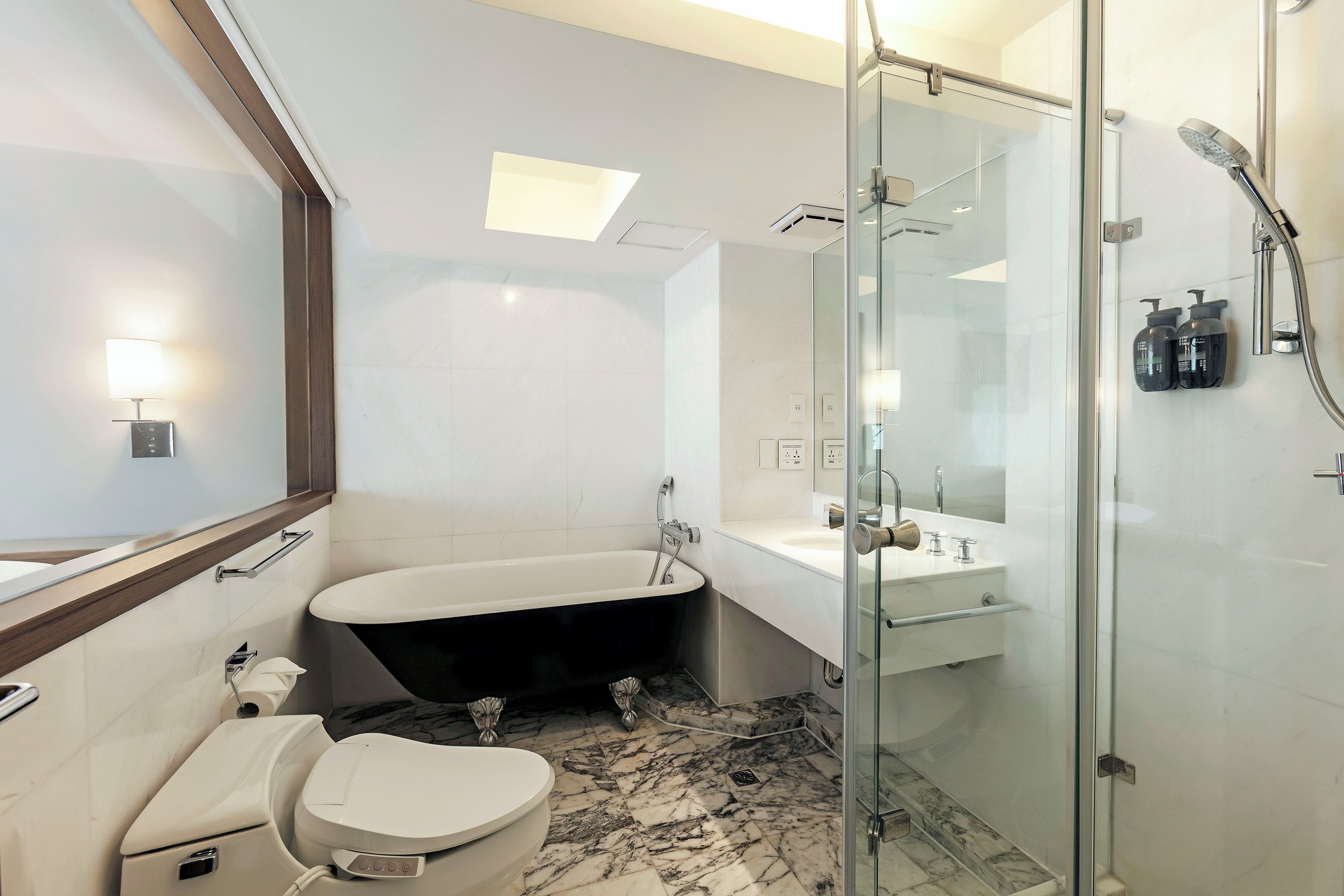 junior suite | bathroom | free toiletries, hair dryer, bathrobes, slippers