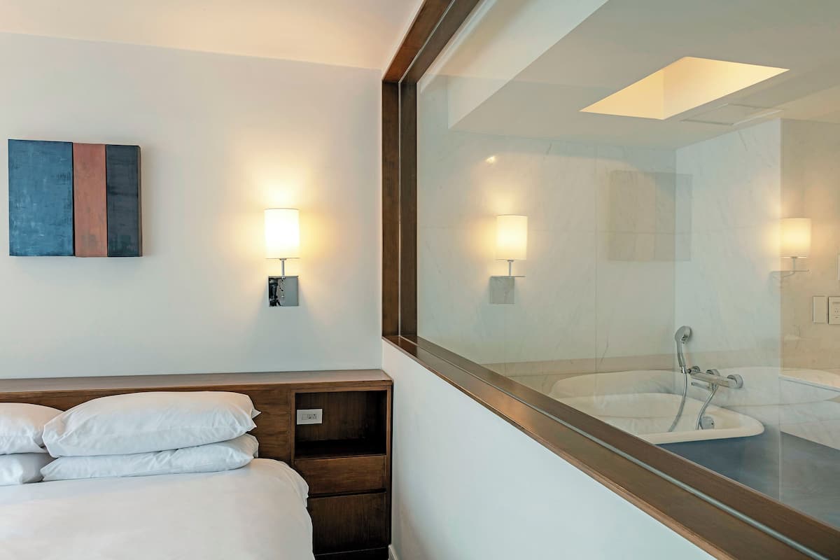Suite junior | 1 habitación, caja de seguridad en la habitación y escritorio