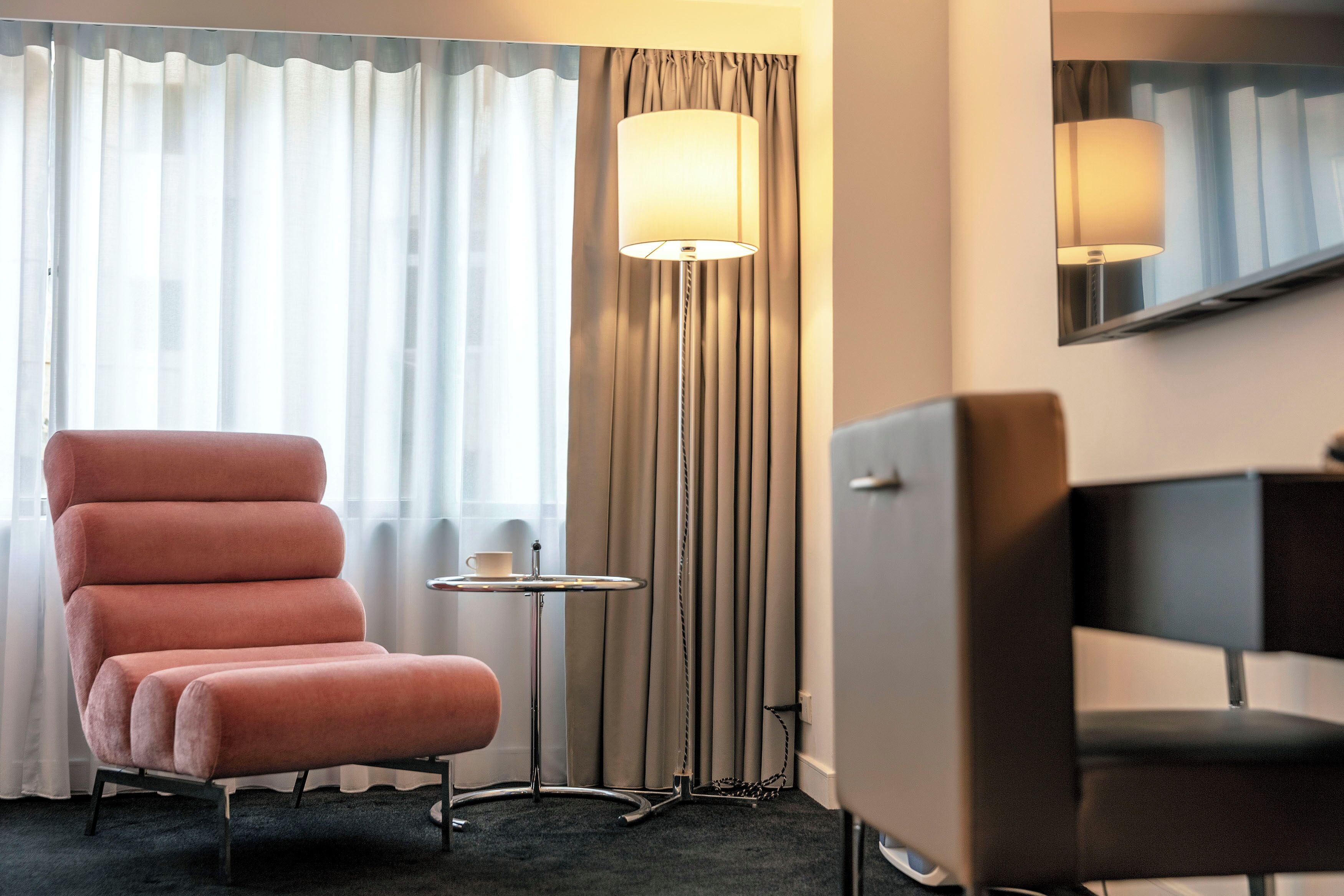 elite double room | living area | flat-screen tv