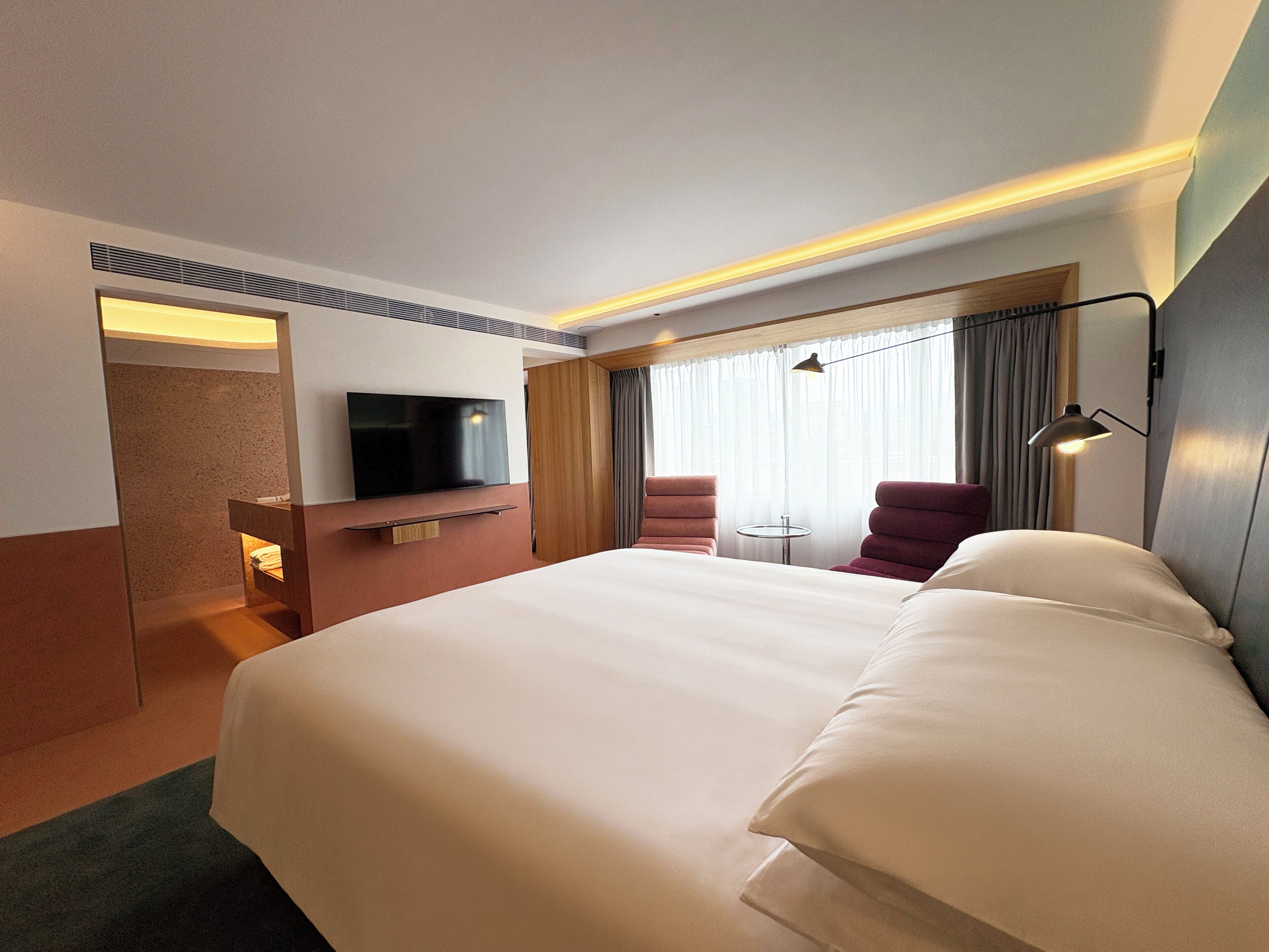 Kamar Double Premier, 1 Tempat Tidur Queen | Brankas, meja kerja, tirai kedap cahaya, dan setrika/meja setrika