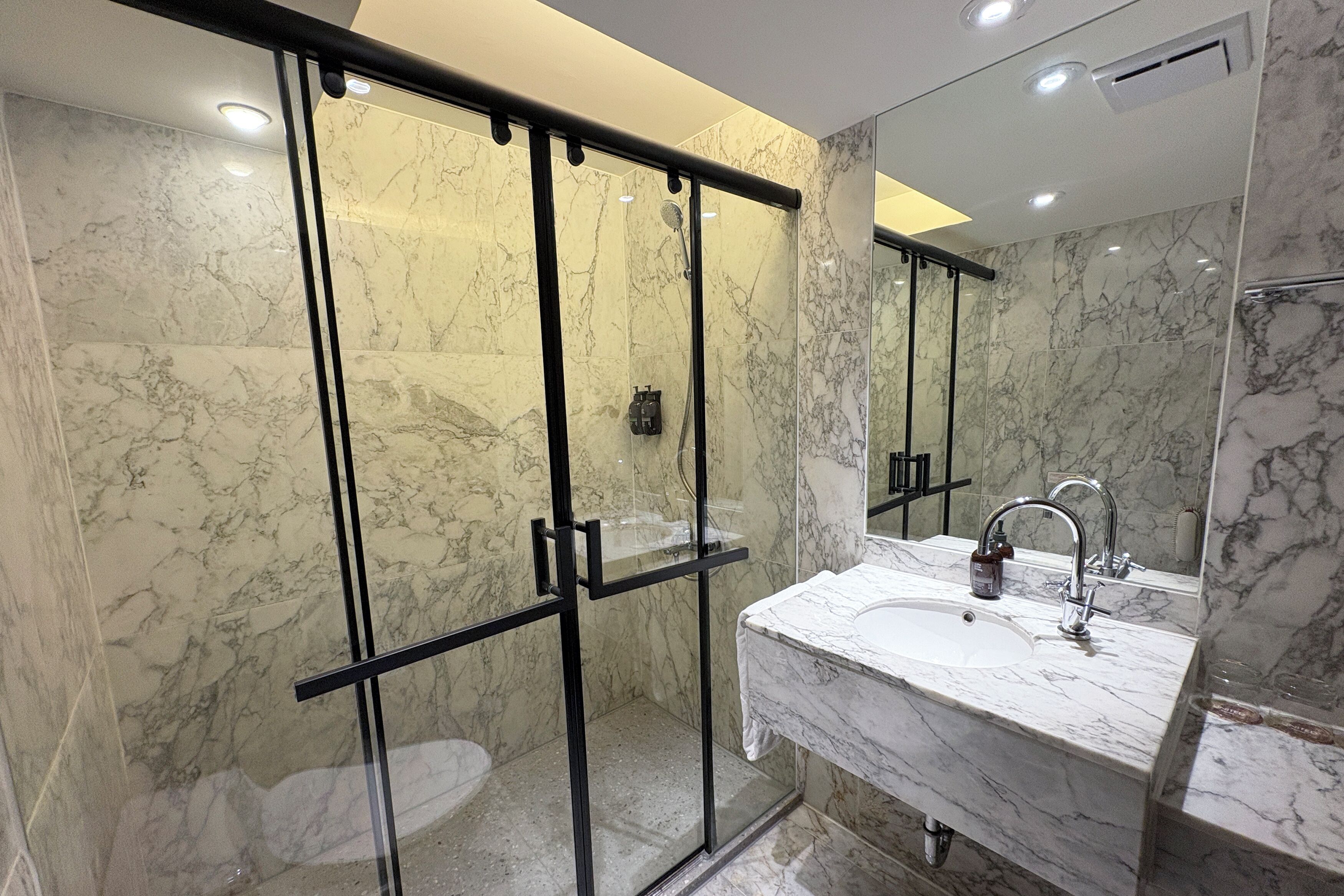 Standard Triple Room | Bathroom