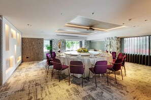 2 restaurants, breakfast, lunch, dinner served; Chinese cuisine 