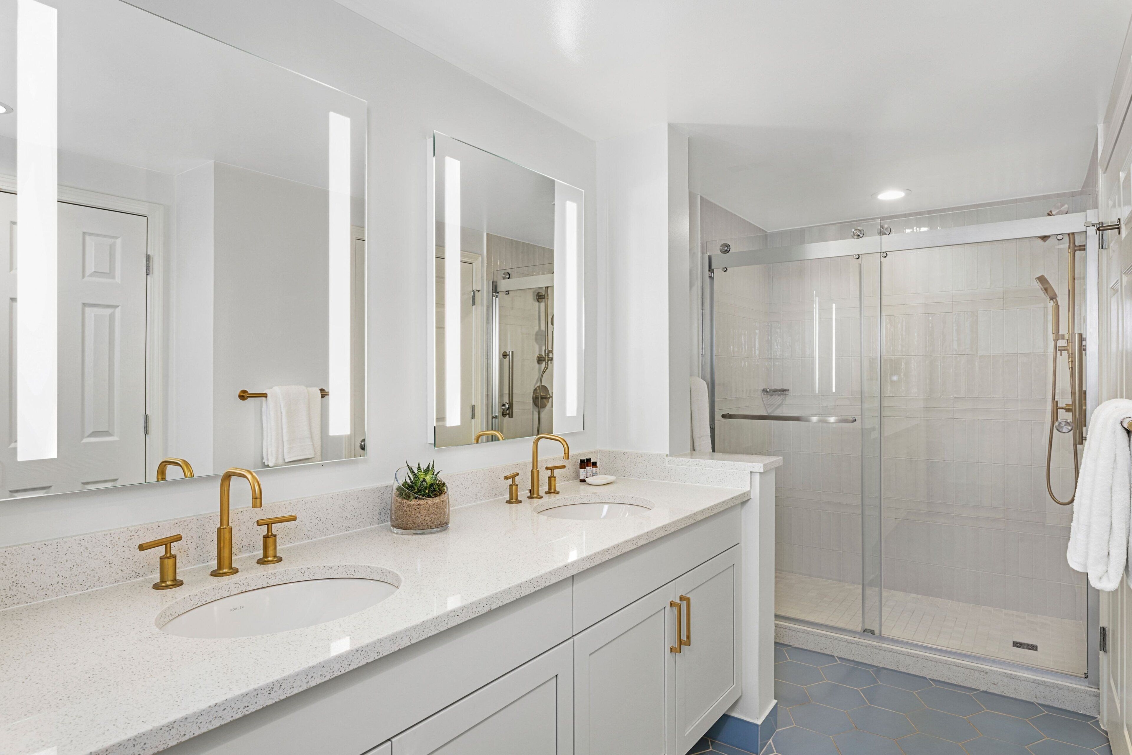 combined shower/bathtub, free toiletries, hair dryer, towels