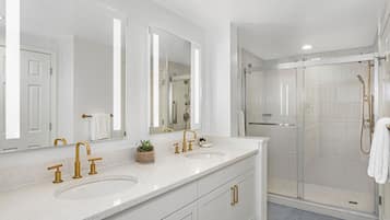 Combined shower/tub, free toiletries, hair dryer, towels