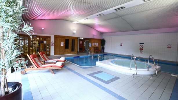 Indoor pool, outdoor pool - Urban Hotel Grantham  (Grantham)