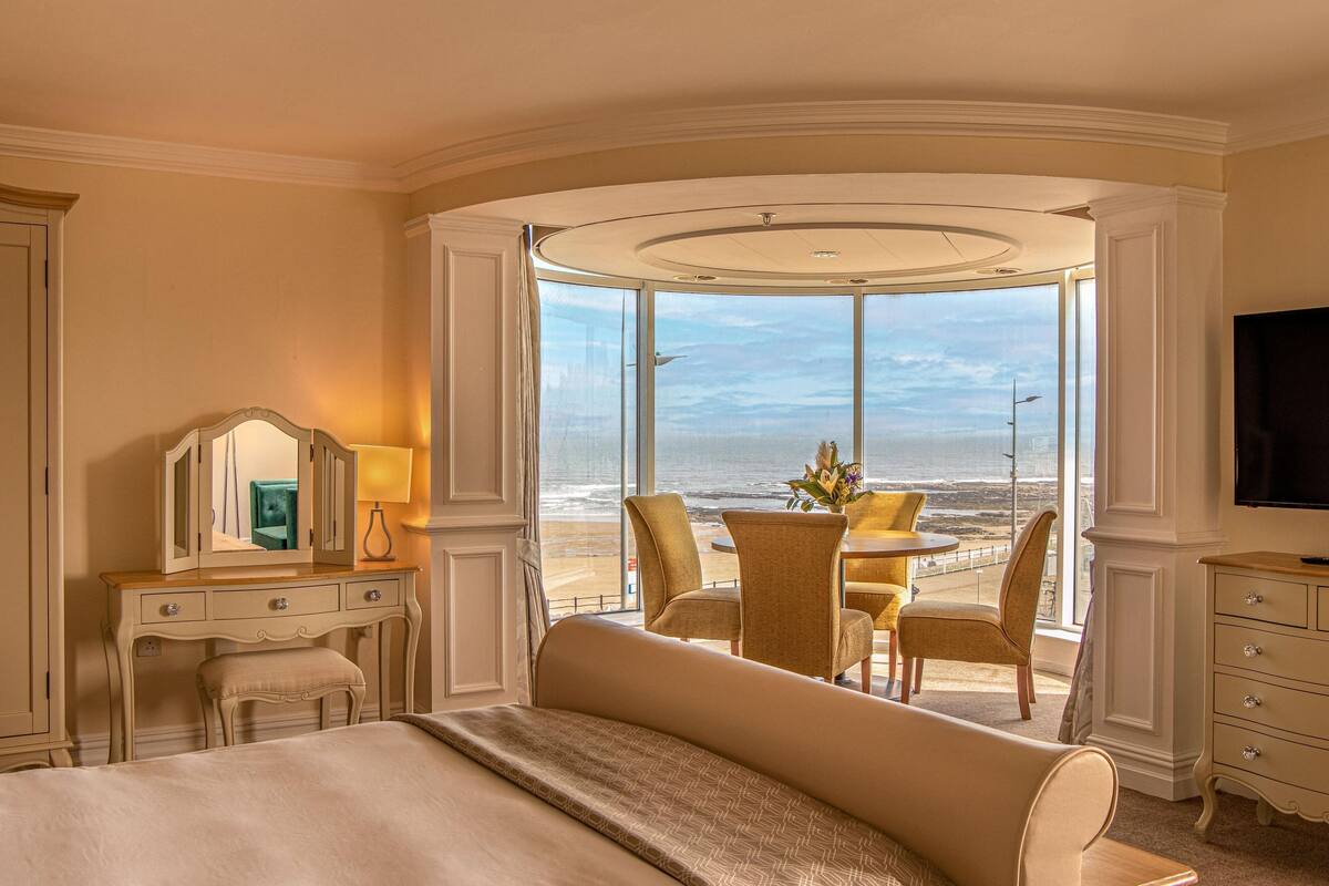 executive quadruple room | 1 bedroom, individually decorated, individually furnished, desk