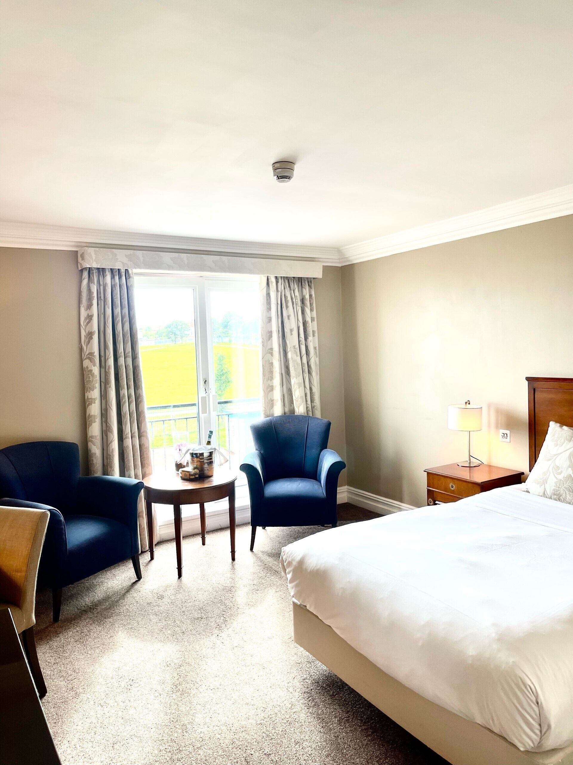 Standaard tweepersoonskamer | Individueel gedecoreerd, individueel gemeubileerd, een bureau