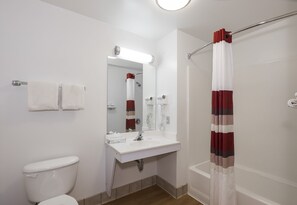 Combined shower/bathtub, free toiletries, towels - Red Roof Inn Columbus - Hebron (Hebron)