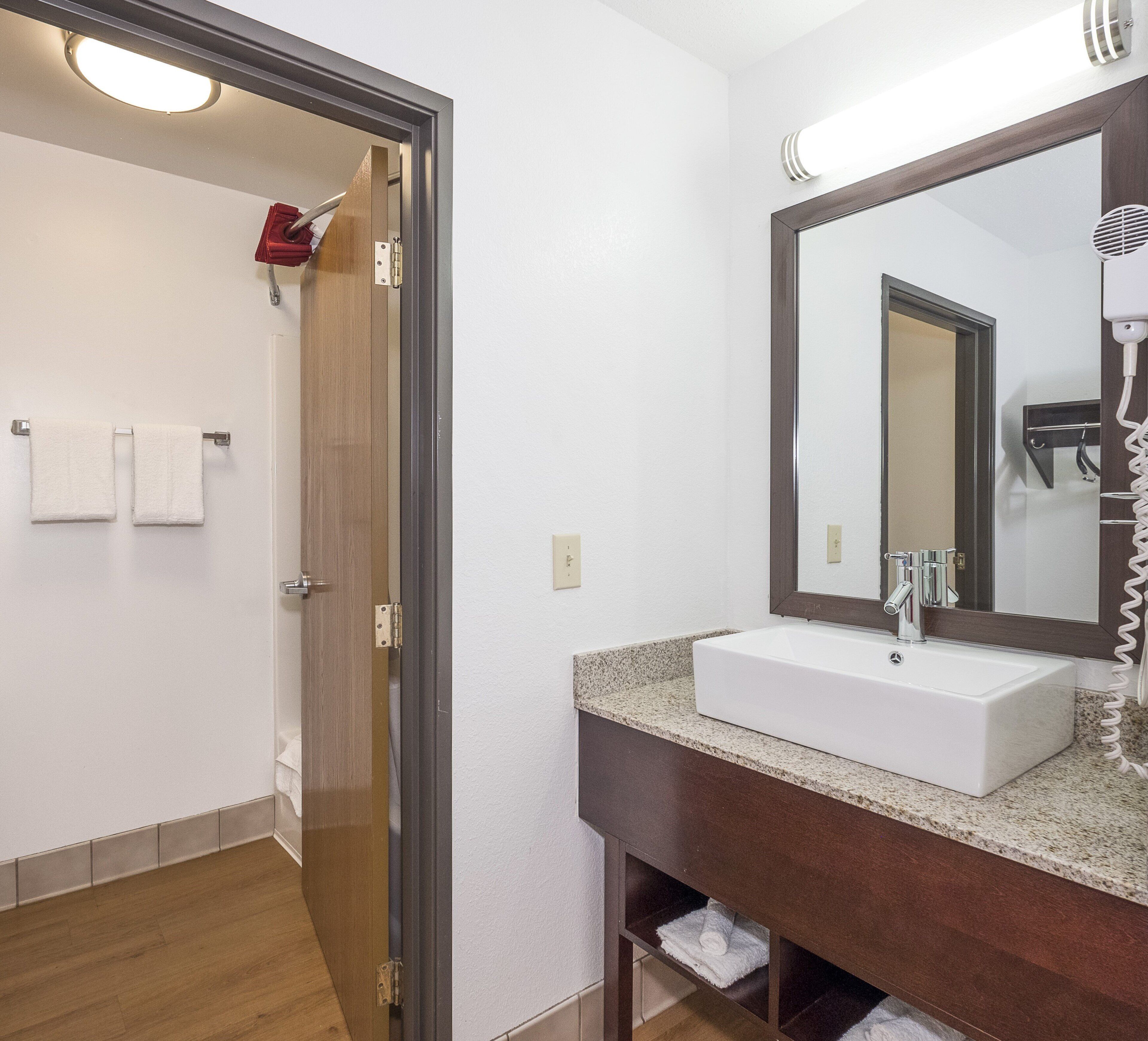 Combined shower/tub, free toiletries, towels