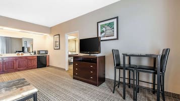 Escritorio, tabla de planchar con plancha, wifi gratis y ropa de cama