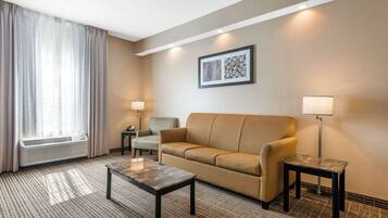 Escritorio, tabla de planchar con plancha, wifi gratis y ropa de cama