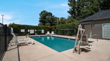 Una piscina al aire libre de temporada