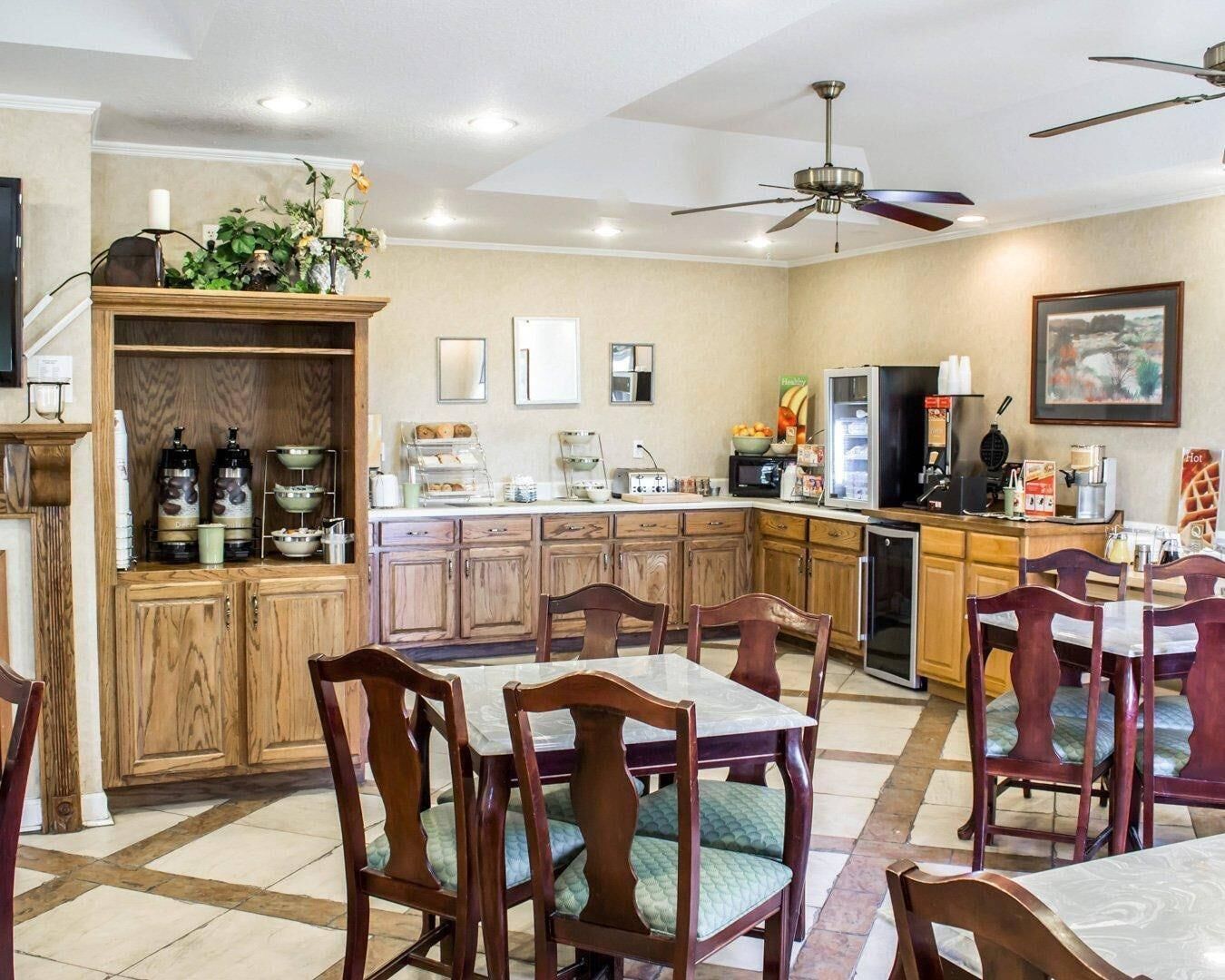 朝食 (コンチネンタル ブレックファスト)、毎日提供 (無料)