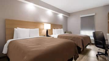 Escritorio, tabla de planchar con plancha, wifi gratis y ropa de cama