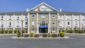 Comfort Inn -hotelli, jonka julkisivu on symmetrinen, siinä on useita ikkunoita ja keskeinen sisäänkäynti, jonka yläpuolella on sininen markiisi.