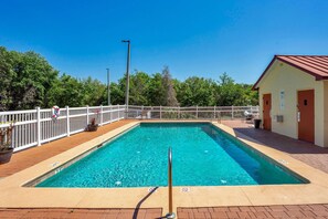 Piscine extérieure, chaises longues