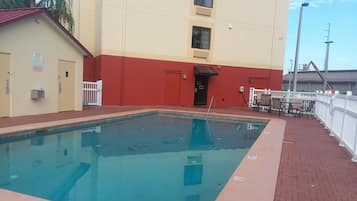 Piscina externa, funciona das 9h às 21h, espreguiçadeiras