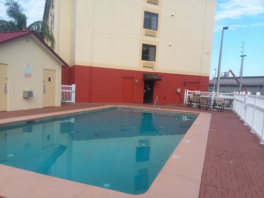 Piscina externa, funciona das 9h às 21h, espreguiçadeiras