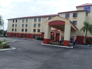 Property entrance - Wingate by Wyndham Leesburg Florida (Leesburg)