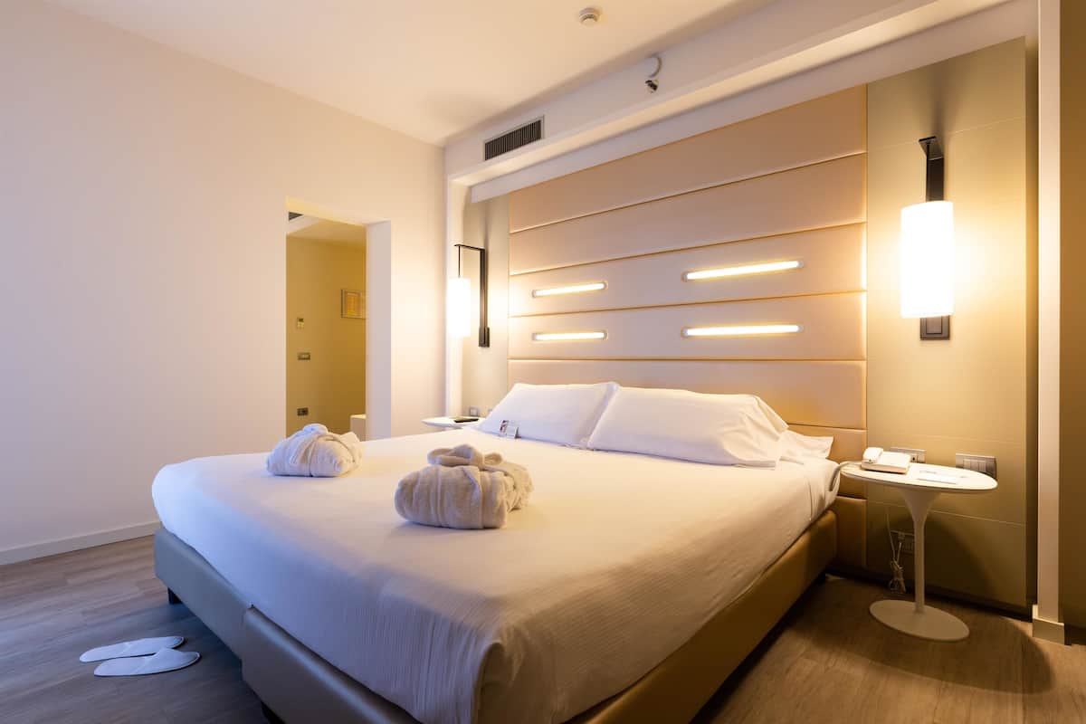 ห้องจูเนียร์สวีท, เตียงคิงไซส์ 1 เตียง, สูบบุหรี่ได้ (Living Room;with Single Sofabed) | มินิบาร์, ตู้นิรภัยในห้องพัก, โต๊ะทำงาน, พื้นที่ทำงานแบบใช้แล็ปท็อป