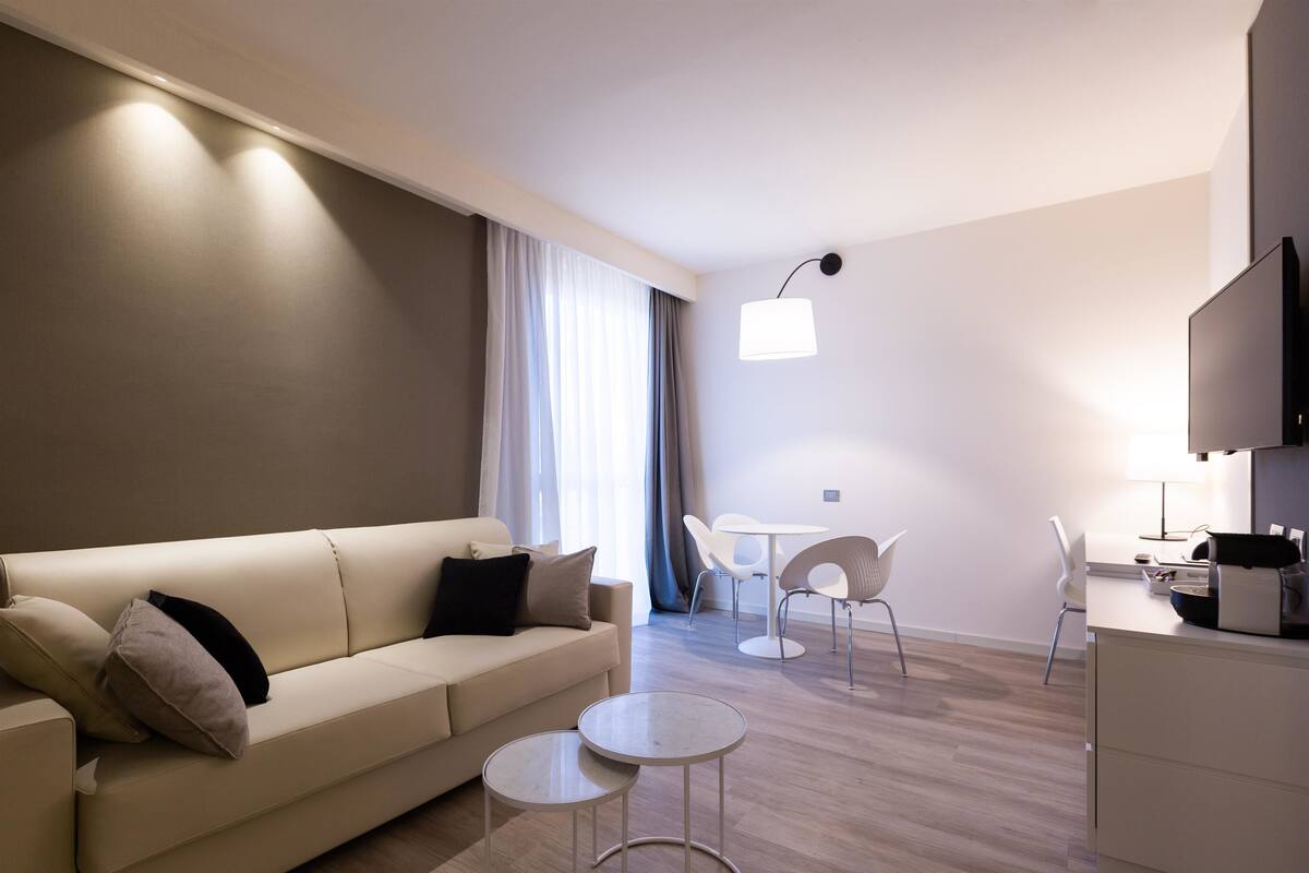 ห้องจูเนียร์สวีท, เตียงคิงไซส์ 1 เตียง, สูบบุหรี่ได้ (Living Room;with Single Sofabed) | มินิบาร์, ตู้นิรภัยในห้องพัก, โต๊ะทำงาน, พื้นที่ทำงานแบบใช้แล็ปท็อป