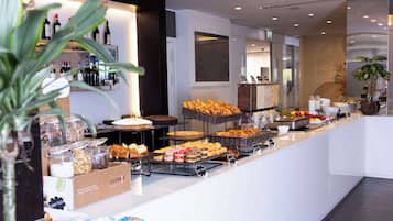 Colazione a buffet, servita tutte le mattine (6 EUR a persona)
