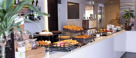 Petit déjeuner buffet (6 EUR par personne)