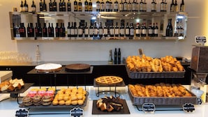 A bakery display with various pastries and a wine selection. - Best Western Plus Tower Hotel Bologna (Bologna)