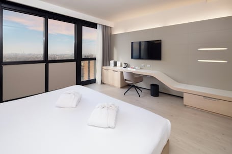 Deluxe kamer, 1 kingsize bed, roken | Een minibar, een kluis op de kamer, individueel gedecoreerd, een bureau. Best Western Plus Tower Hotel Bologna