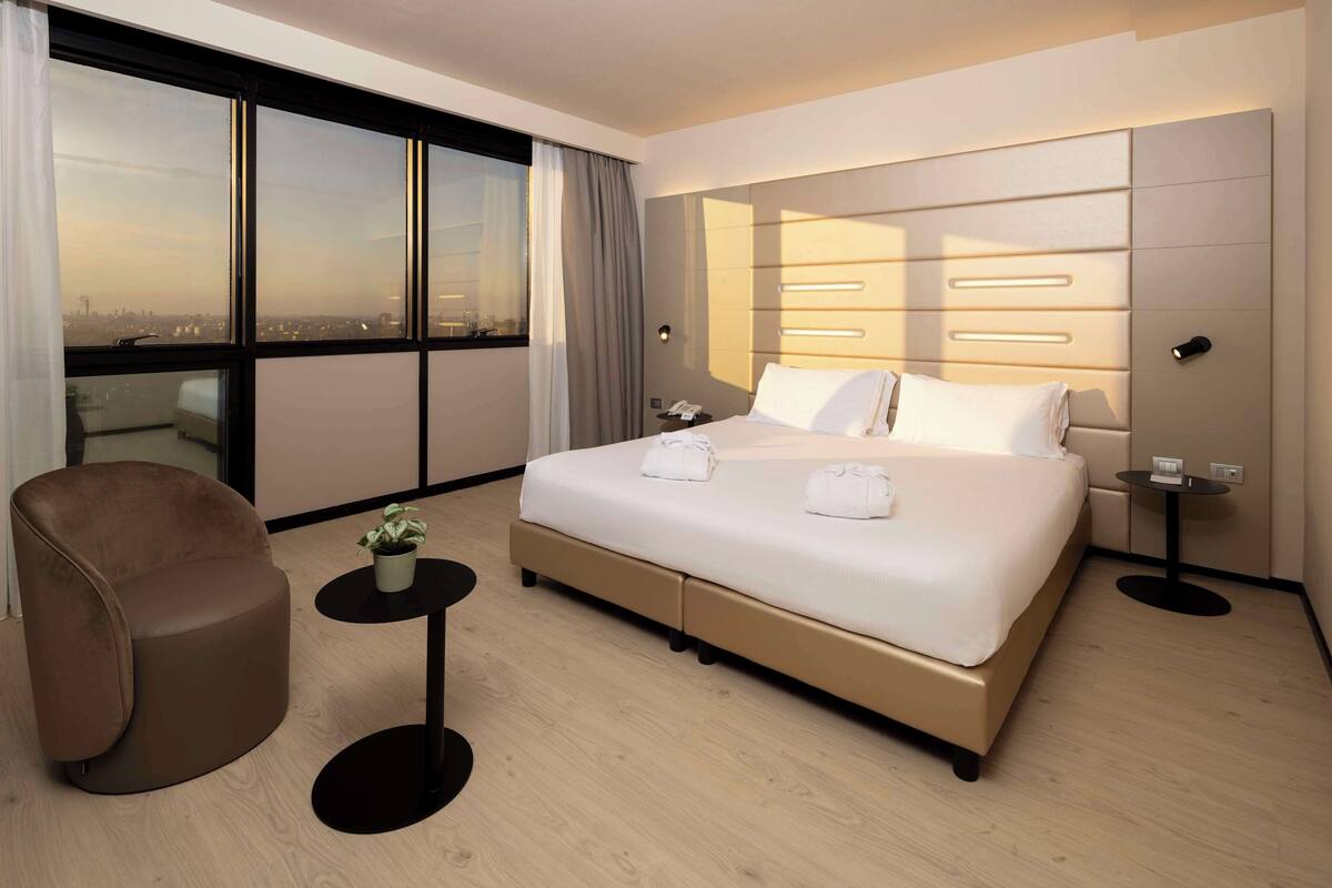 junior suite, 1 king bed | minibar, in-room safe, individually decorated, desk