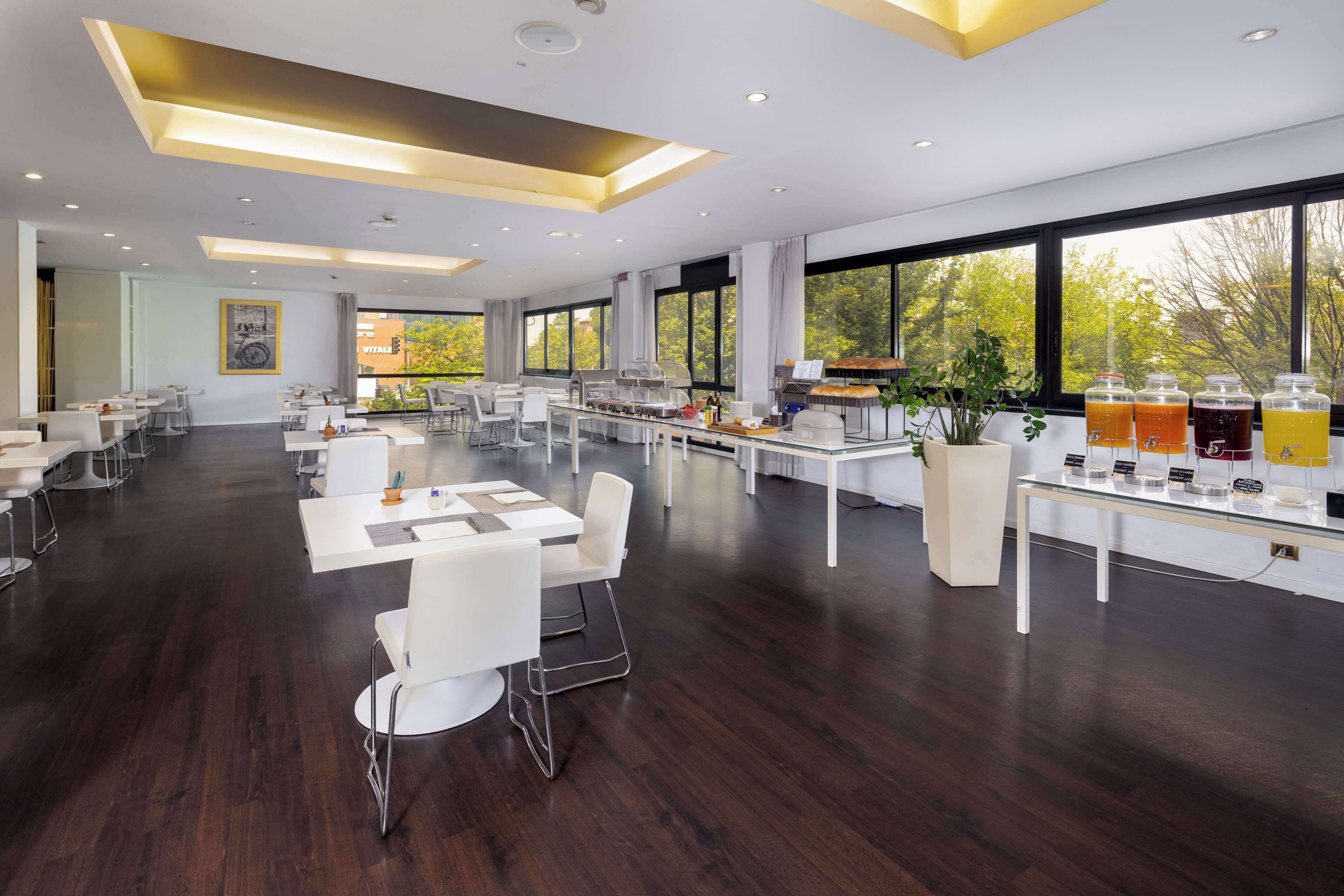 Petit déjeuner buffet (6 EUR par personne)