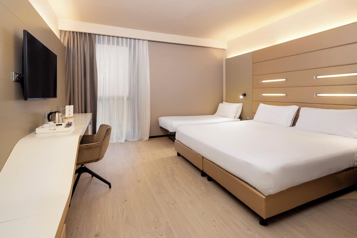 Chambre Standard, plusieurs lits | Minibar, coffres-forts dans les chambres, décoration personnalisée