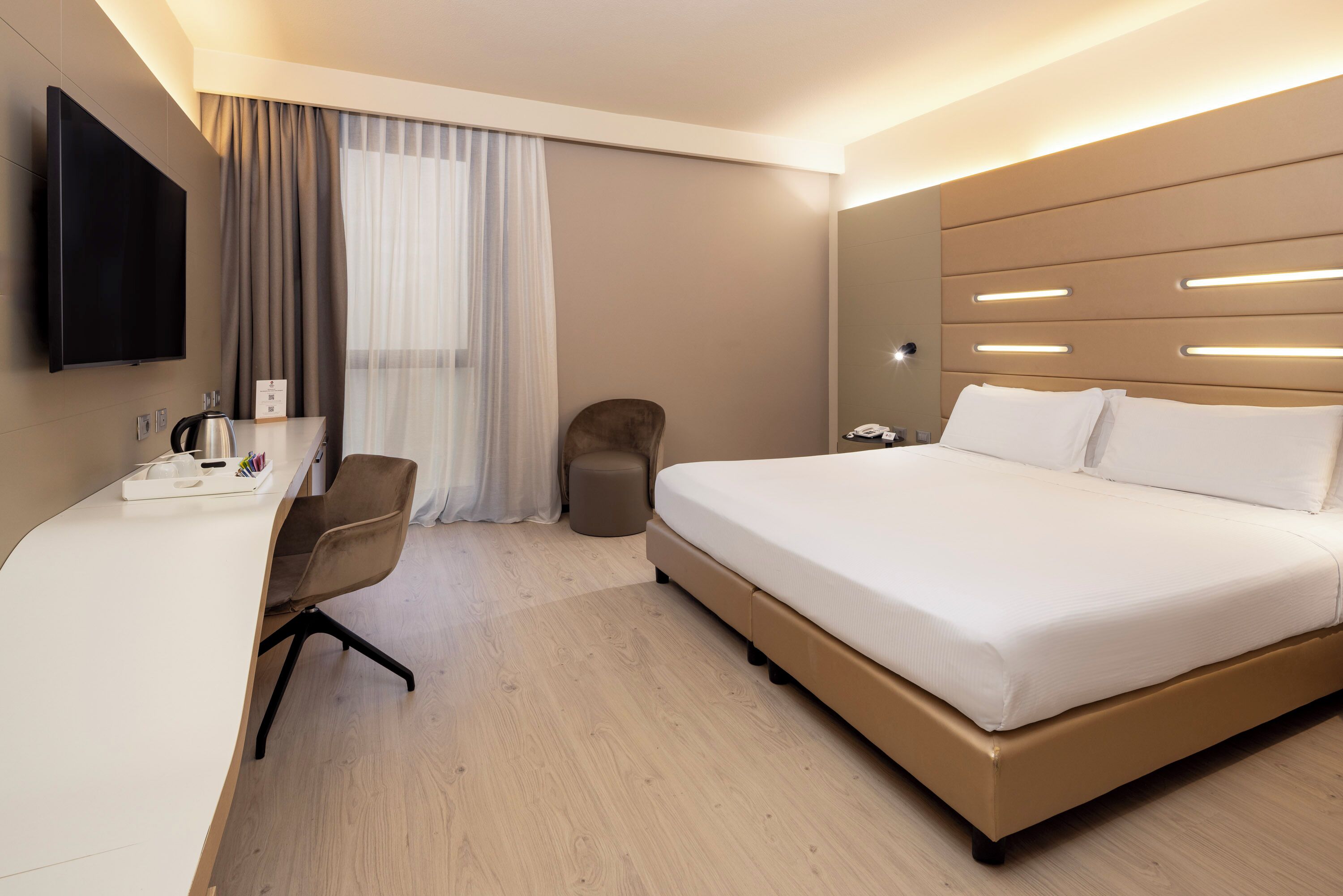 Chambre Standard, 1 très grand lit | Minibar, coffres-forts dans les chambres, décoration personnalisée