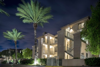 Stylish residential building with a symmetrical facade and beautifully maintained gardens. at Hilton Vacation Club Scottsdale Links Resort