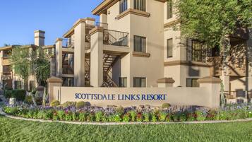 Um edifício com vários andares e uma placa com a inscrição 'SCOTTSDALE LINKS RESORT'.