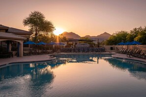 2 piscinas al aire libre, cabañas de piscina gratuitas, sombrillas