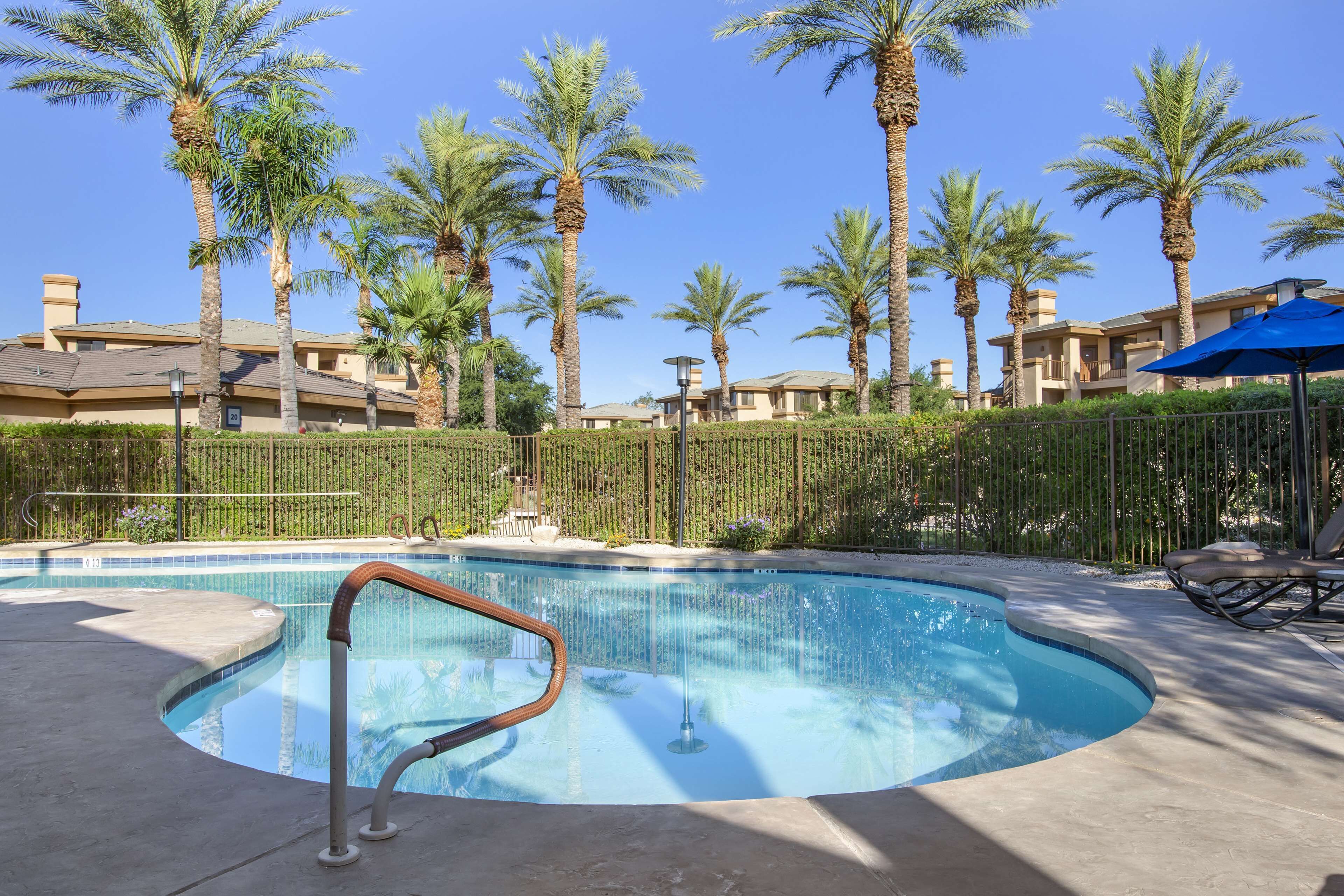 2 室外游泳池，08:00 至 23:00 开放，免费小屋，池畔遮阳伞