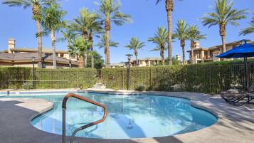 2 kolam renang outdoor, dengan cabana gratis dan payung kolam renang