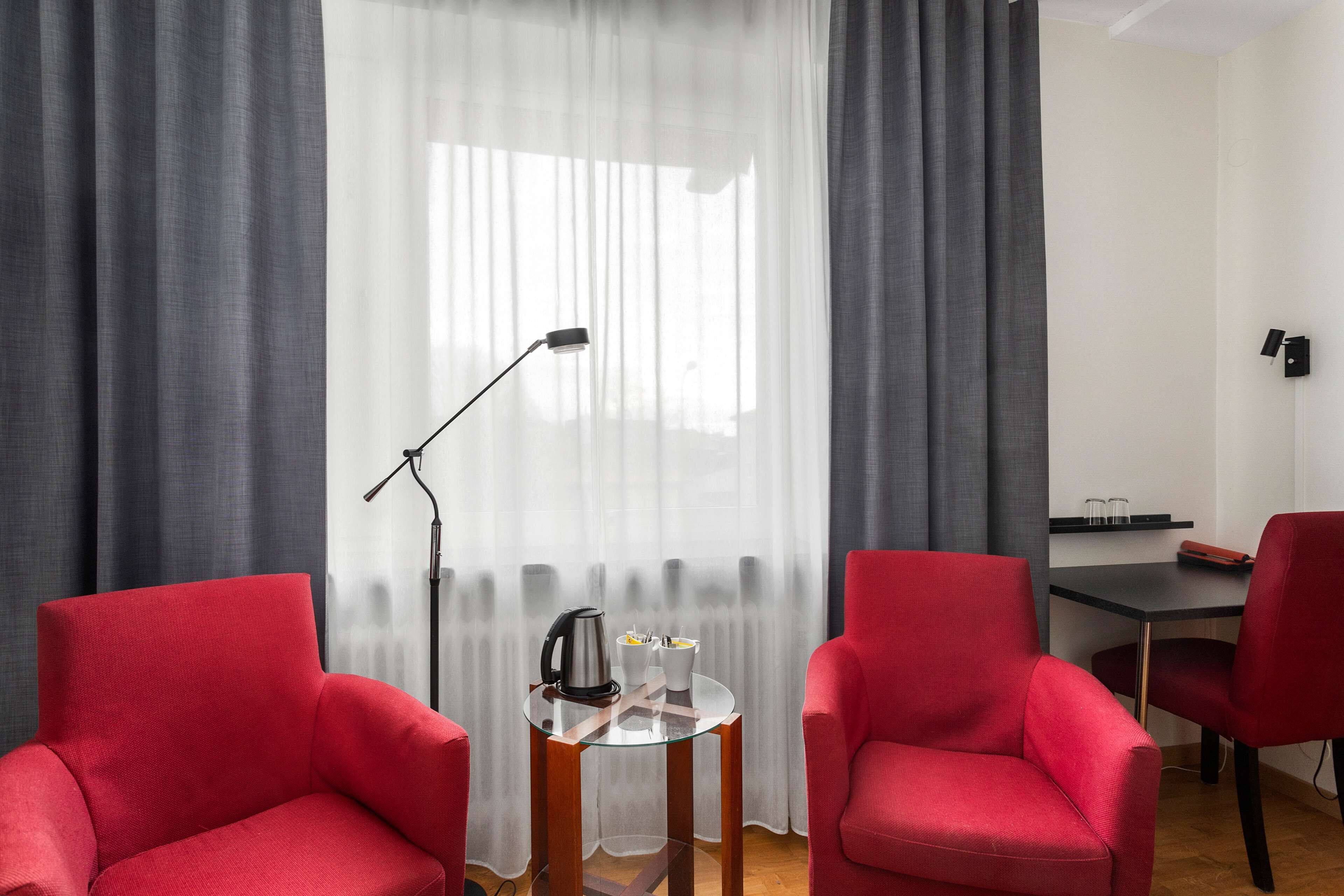 standard room, 2 single beds, non smoking | 1 bedroom, pillow-top beds, in-room safe, individually decorated